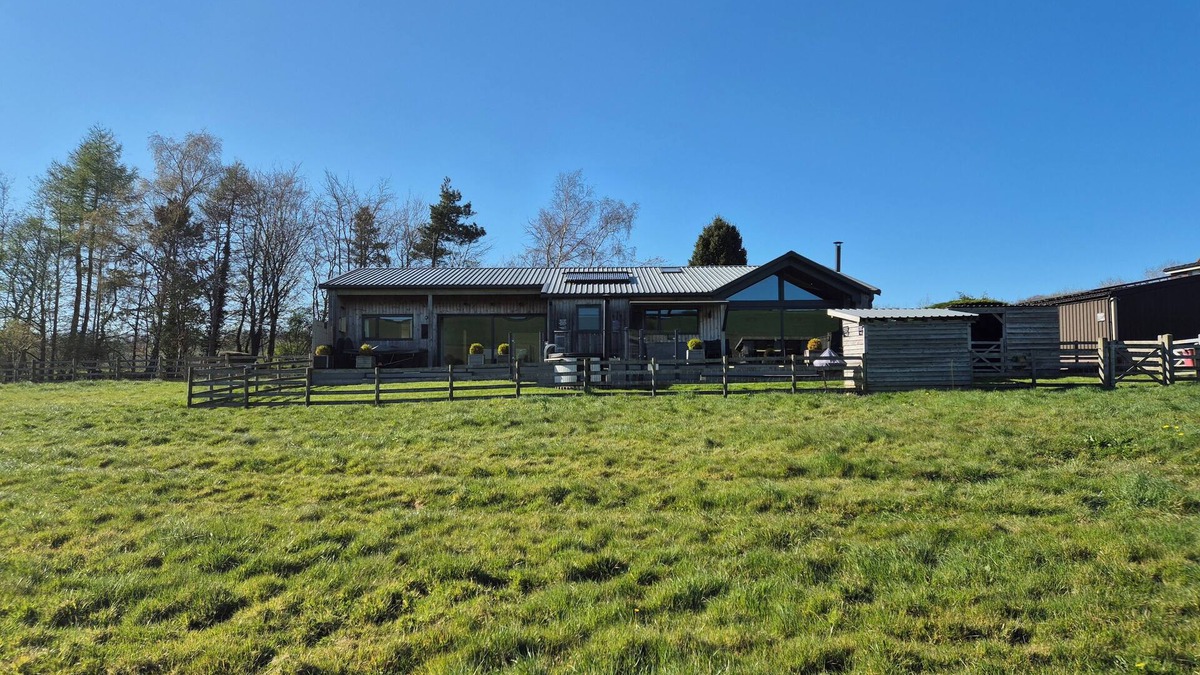 Much Wenlock Cabin | Viewpoint Lodge with Wood-Fired Hot Tub in Much Wenlock - 8 bedrooms available