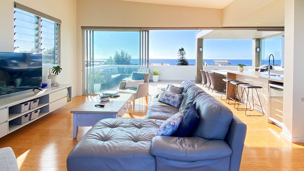 The Entrance North House | Views Beach, Lake & Dunes -The Entrance Nth. Enjoy hot tub & 80m stroll to beach