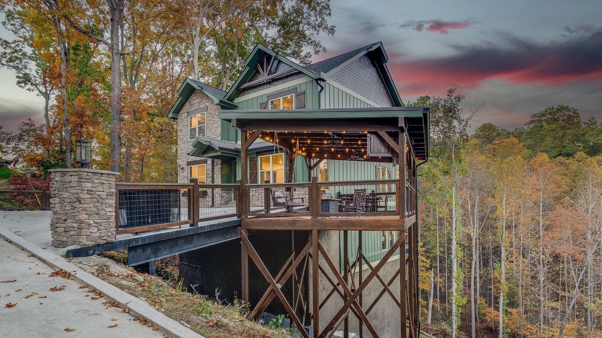 Sevierville Cabin | VIEWS/Heated Pool/Hot tub/15 min to Attractions