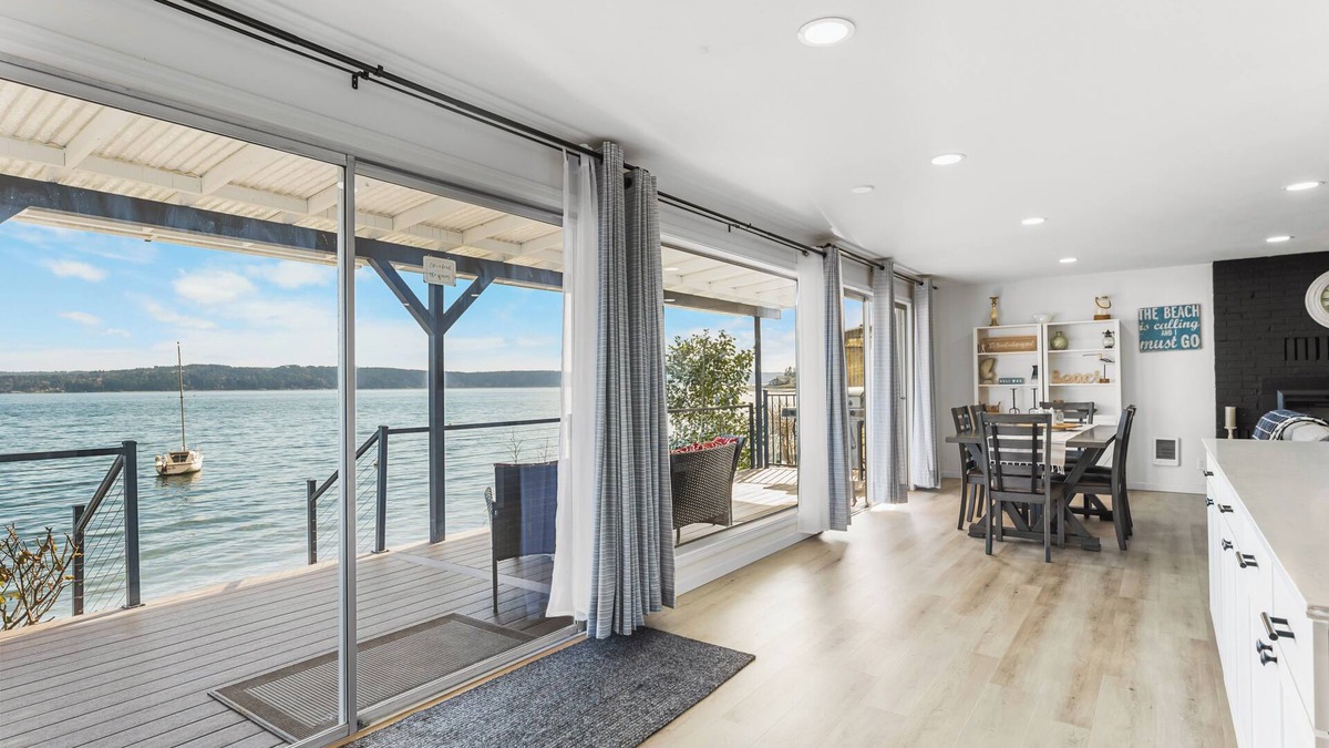 Shelton House | VIEWS Hood Canal Private Beachfront Retreat, Hot Tub, Kayaks, Olympic Park