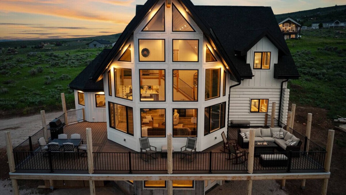 Sweetwater Cabin | Views! Hot Tub! Arcades! Ideal Beach!