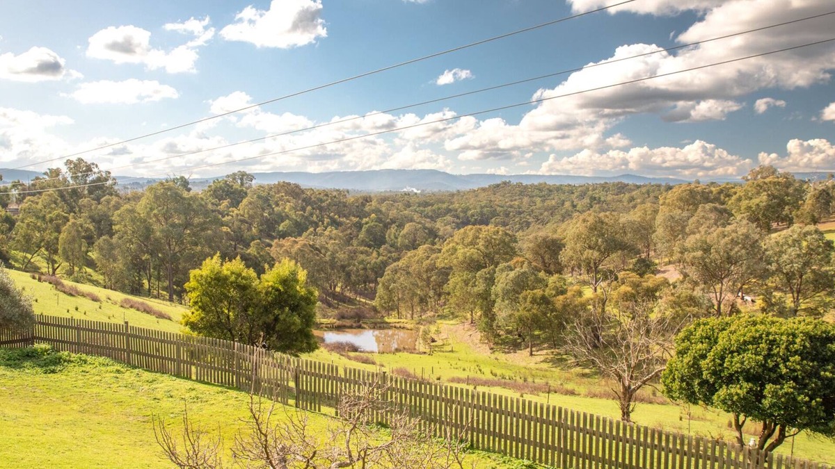 Panton Hill Apartment | Views, nature, cosy, close to wineries and hiking, campfire, dogs welcome