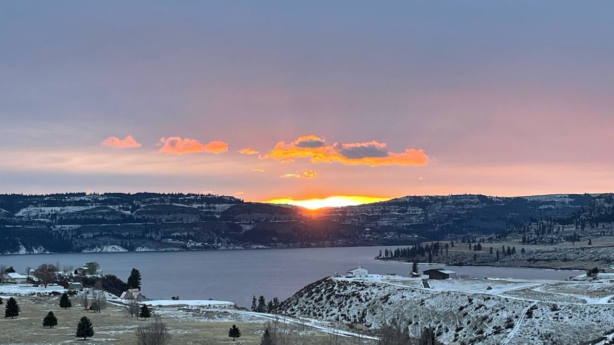 Davenport Apartment | Views of Lake Roosevelt, On-Site Restuarant and Brand New Renovated Rooms!