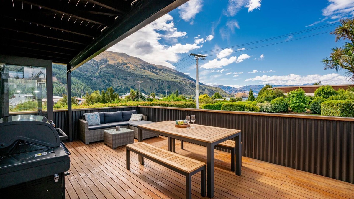 Lake Hawea House | Views on Parry - Lake Hāwea Holiday Home