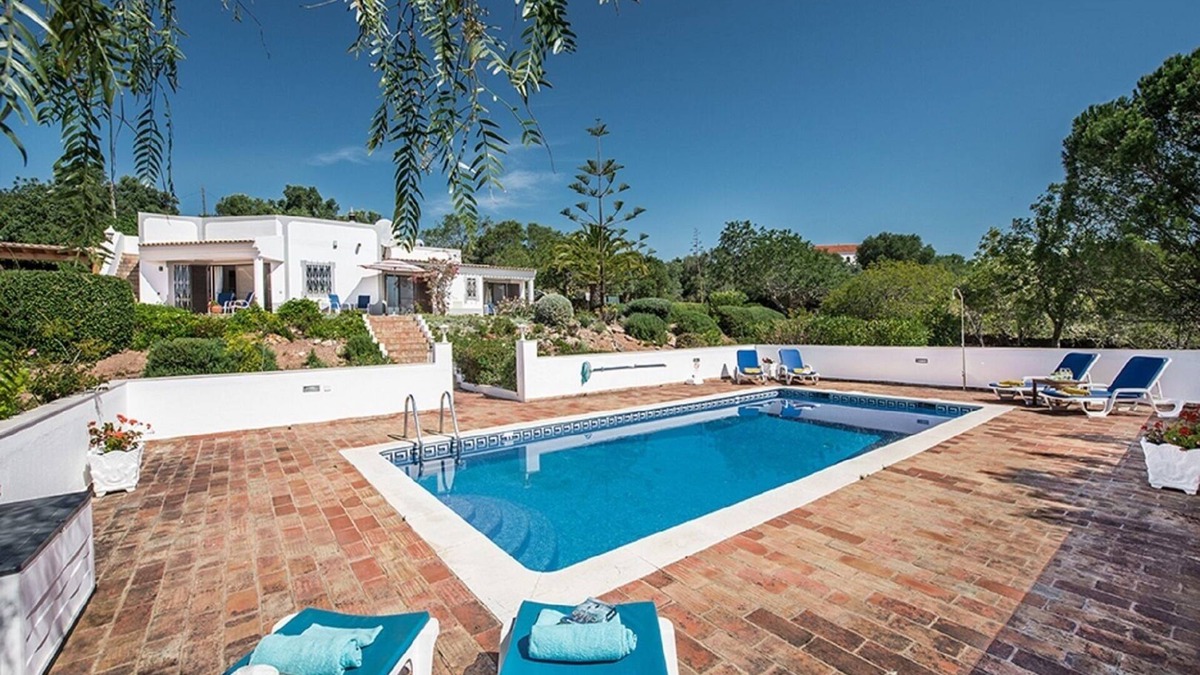 Silves Villa | Villa Susana ~ Heated Pool* ~ Fast Wi-fi Sleeps 6 + 4 cots - Booking 2026 NOW!