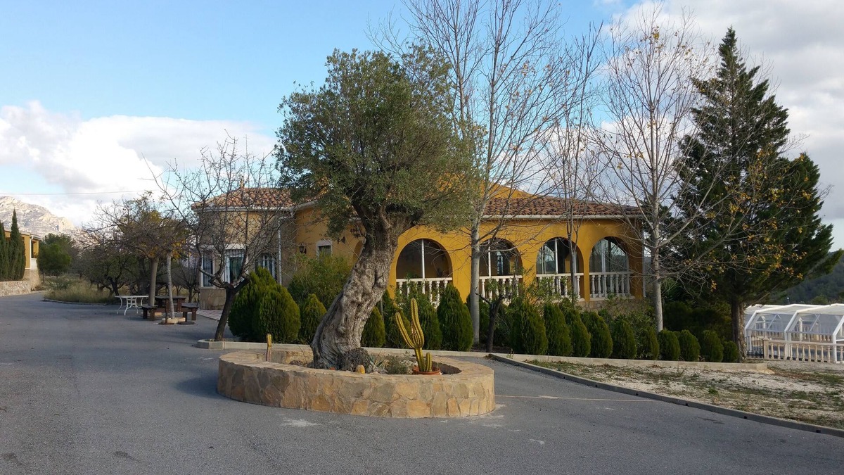 Tibi Ski Chalet | Villa 15min from Alicante, free WiFi, indoor pool, ideal for families.