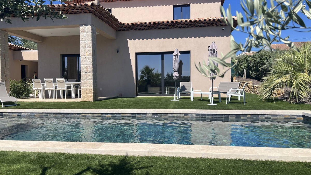 Flayosc Villa | VILLA 3M Stylish 4 bed 2 bath villa with private heated pool. Full Air Con