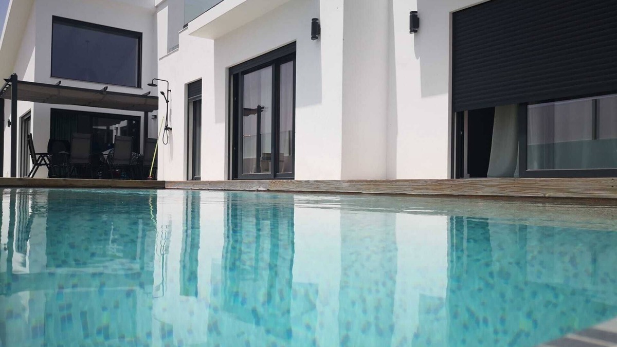Carvalhal House | VILLA 4 SUITS +1, WALKING DISTANCE FROM THE BEACH, SWIMMING POOL, AC, PARKING