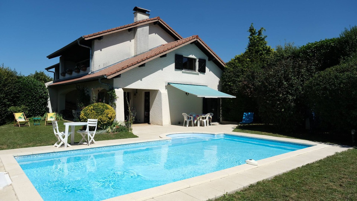 Corzent Villa | Villa 7 pers- Swimming pool- 6 mn from the beach- enclosed garden with trees-2 terraces- quiet area