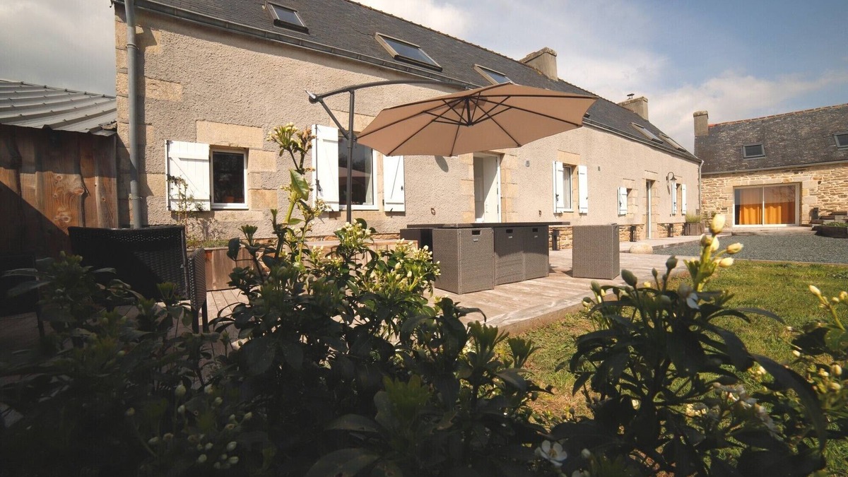 Peumerit Villa | Villa '7pers Piscine-spa Plage 4kms' with Private Terrace, Private Garden and Wi-Fi