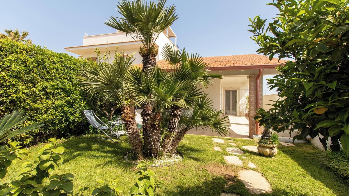 Santa Maria del Focallo Villa | Villa "Asia Frontemare" close to the Beach with Garden & Wi-Fi