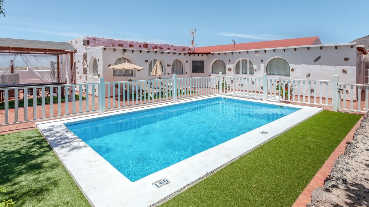 Puerto del Rosario Villa | Villa "Abraham" with Mountain View, Wi-Fi, Pool & Terrace