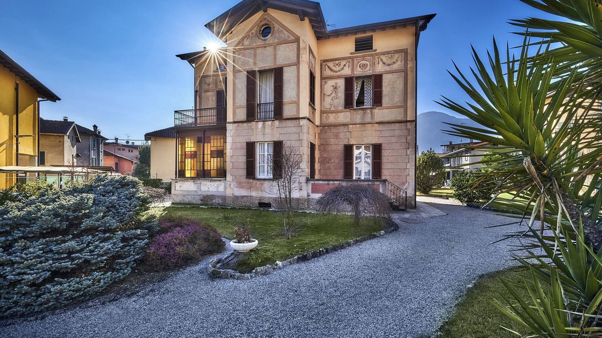 Mandello del Lario Villa | Villa "Ada Historic 800s" with Terrace, Garden and Wi-Fi