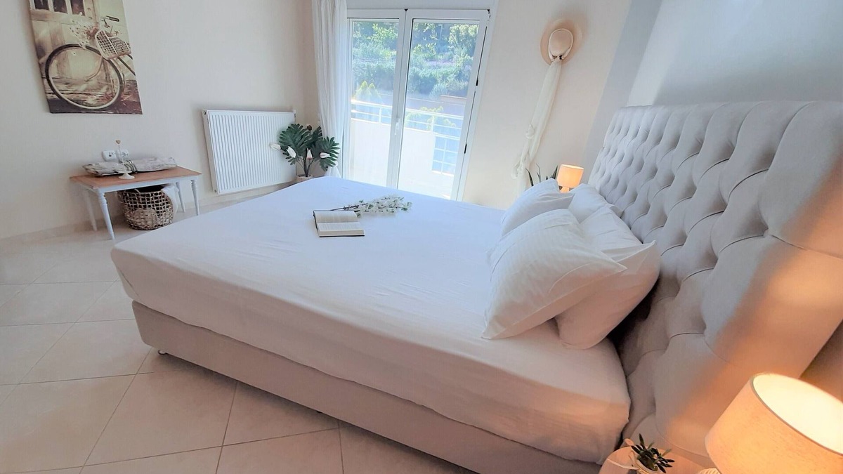 Agía Eiríni Villa | Villa Aeolus with private overflow, endless, heated pool and private garden