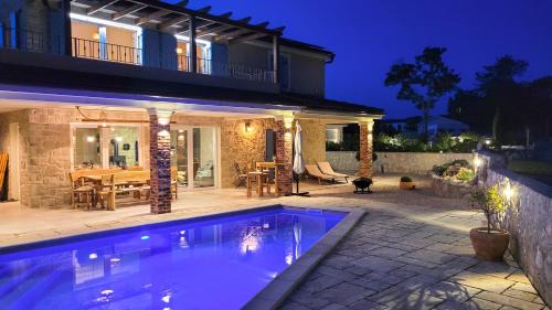 Milohnici Villa | Villa Alara - charming villa with heated swimming pool