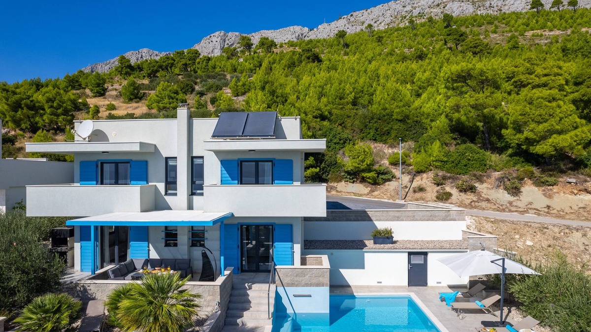 Omis Villa | Villa Allegra with 32msq heated pool, 300m far from sandy beaches, open sea view