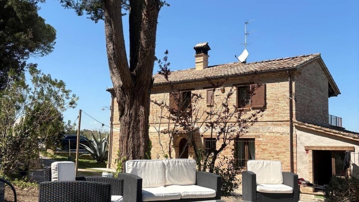 Montemarciano Villa | Villa Altrove surrounded by greenery and a stone's throw from the sea