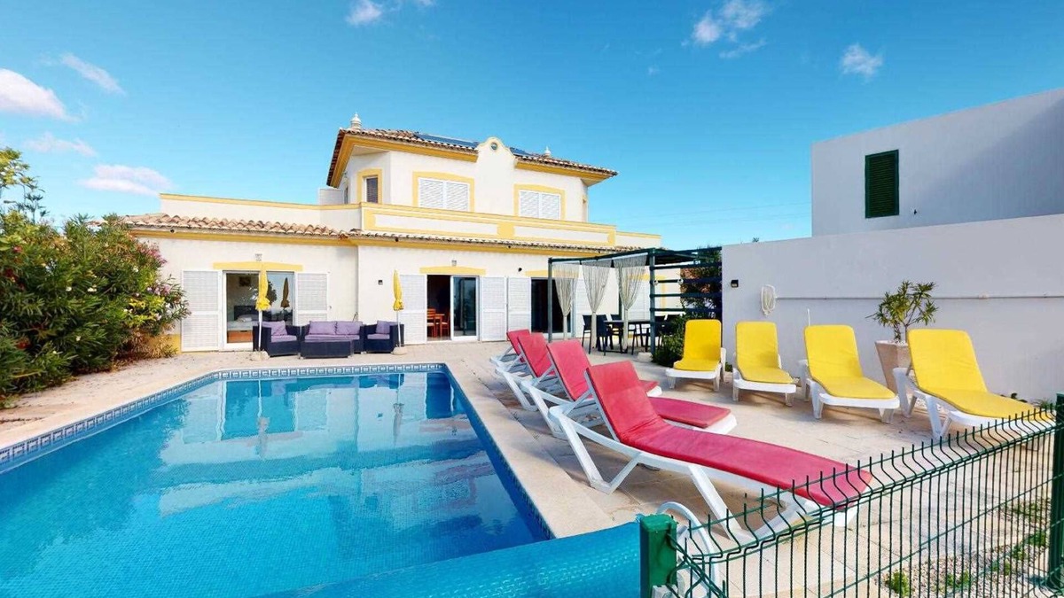 Corte Antonio Martins Villa | Villa Amigo - 4 bedroom villa with pool