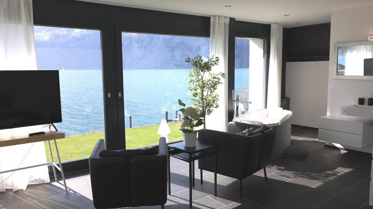 Sisikon House | Villa am See 3 - Beach House