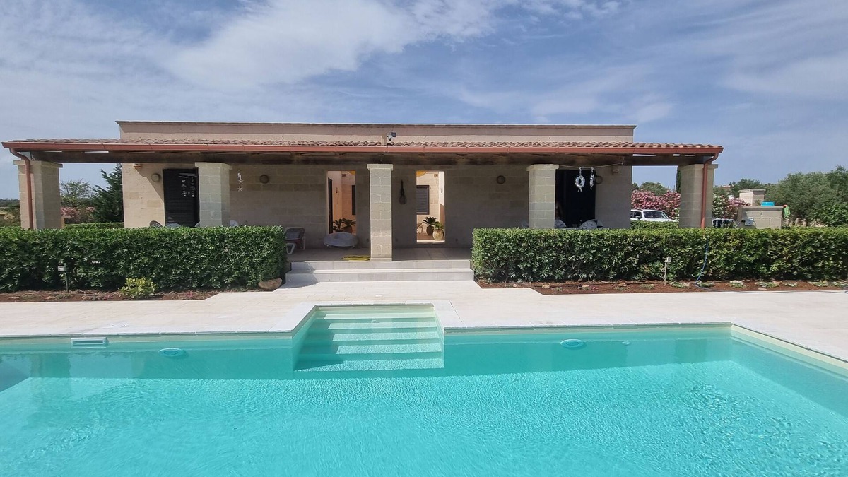 Manduria House | VILLA AMICORUM WEST and EAST, pool 10 x 4 m