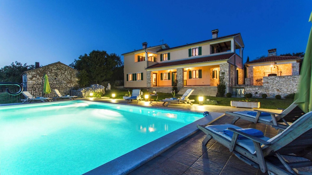 Stanisovi Villa | Villa Ana, Spacious 5 Bedroom Retreat with Access to 2 Shared Pools