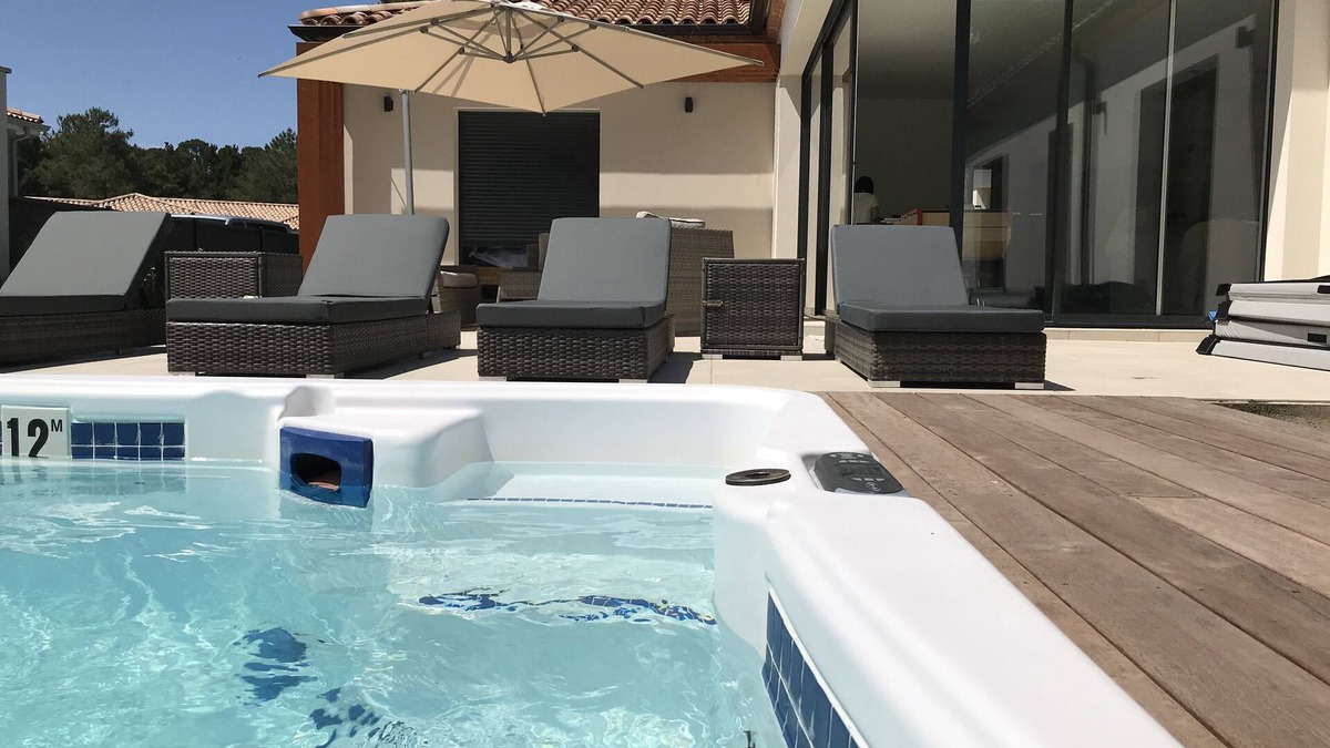 Maubuisson Villa | Villa and swim spa near the lake