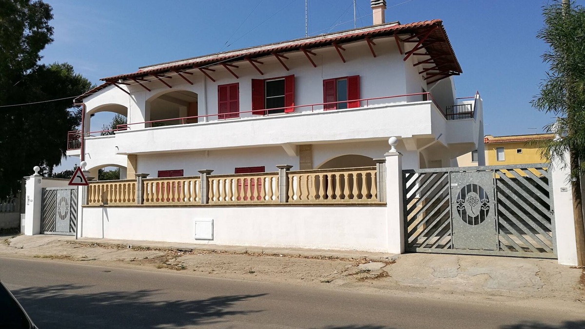 Scala di Furno Apartment | VILLA ANGELA CHIARA GROUND FLOOR 5 MIN FROM THE BEACH.