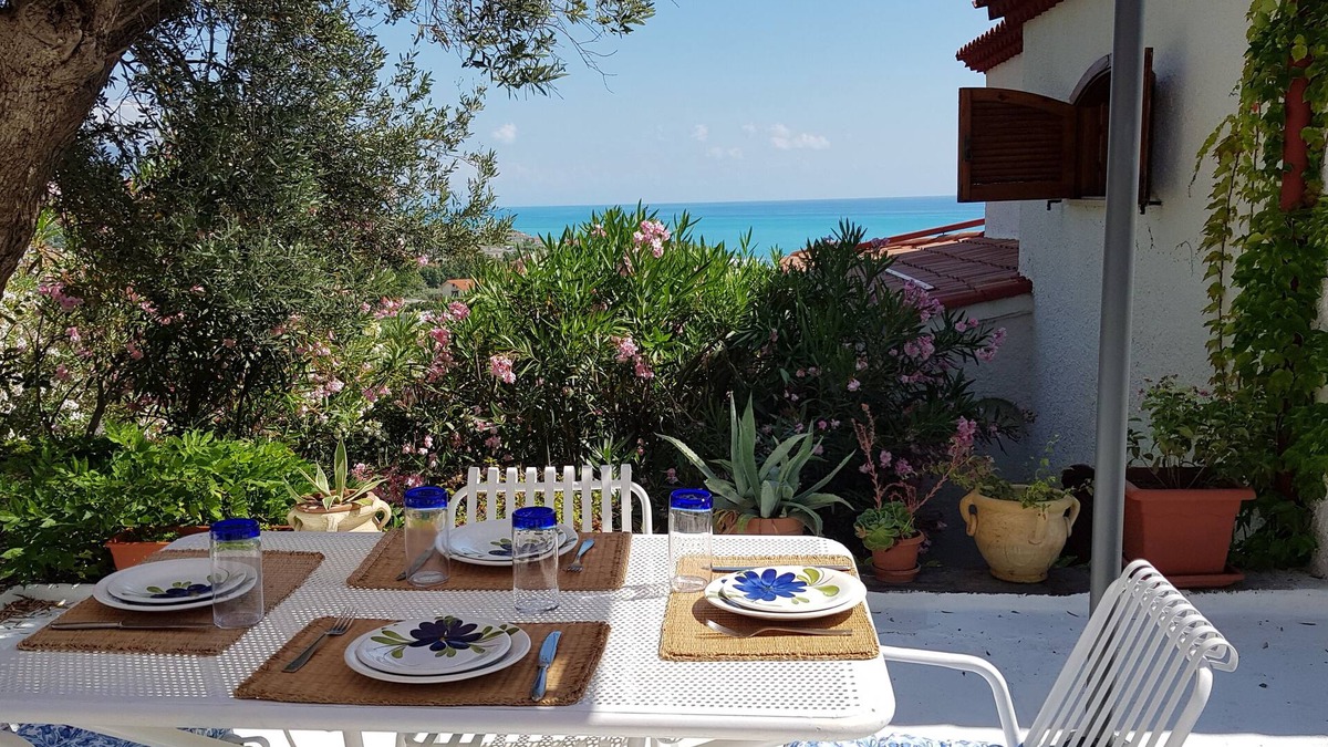 Fuscaldo Apartment | Villa Anna – Sea view attic with terrace, just minutes from the beach