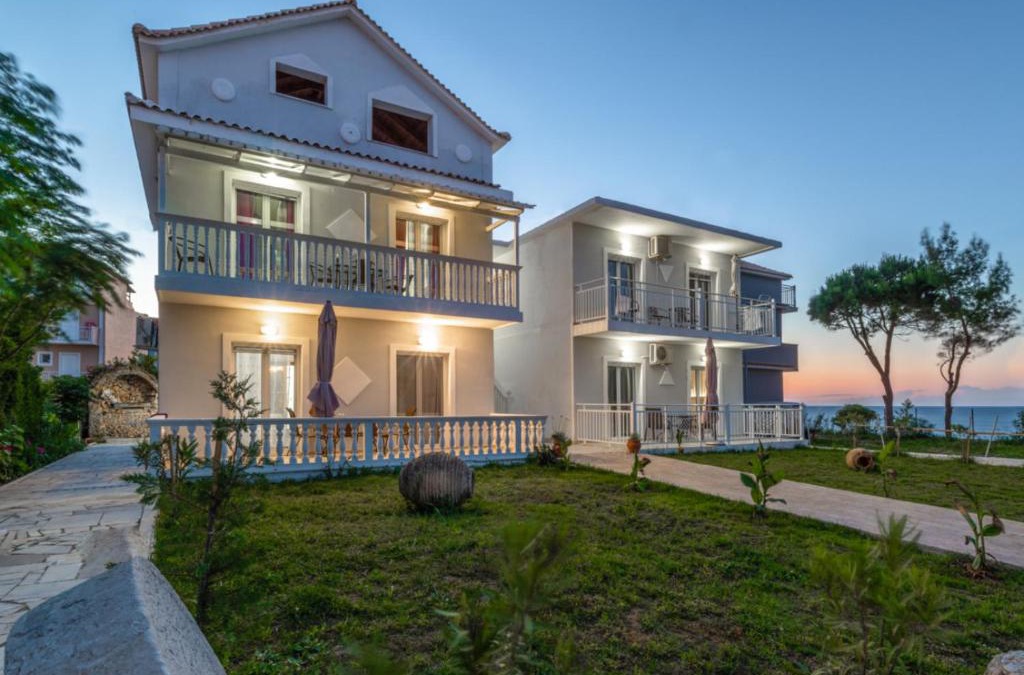 Amoudi Apartment | Villa Antonis deluxe apartments