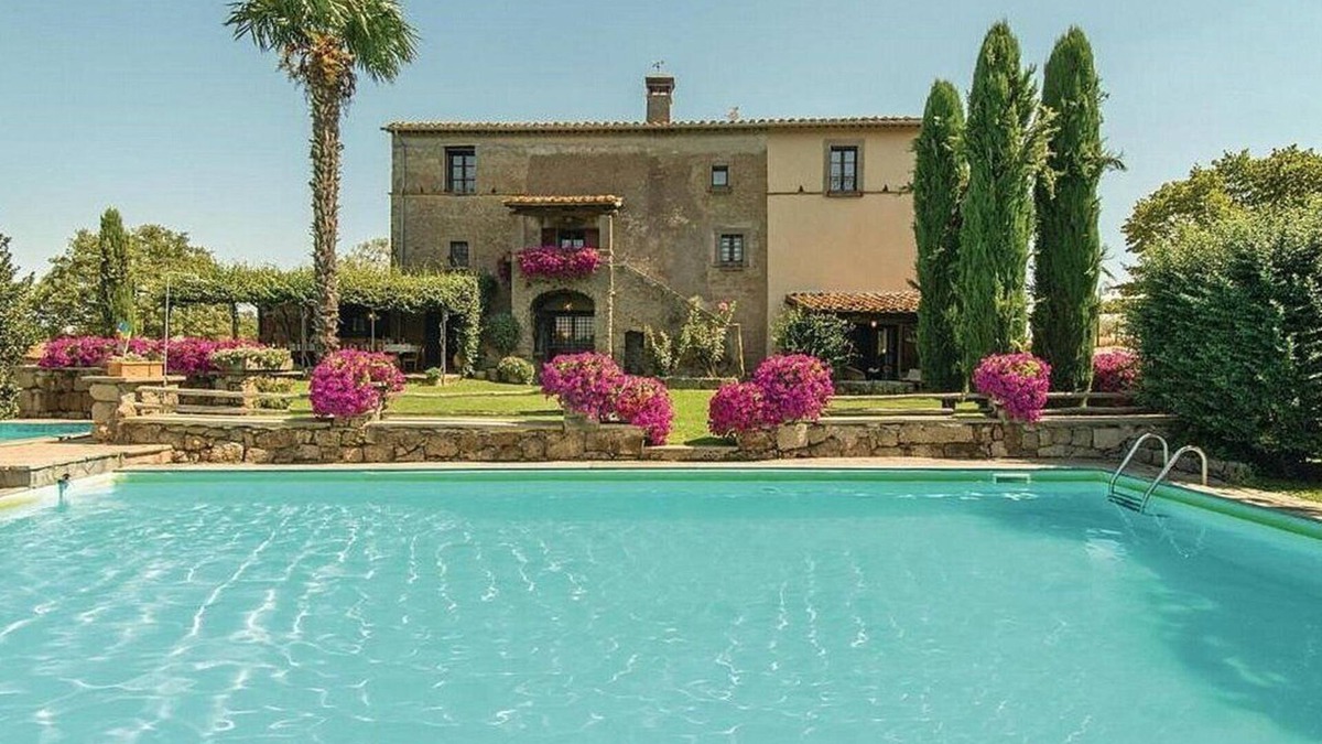 Vitorchiano Villa | Villa Armenide: A splendid seventeenth-century three-story historical villa located on top of a small hill.