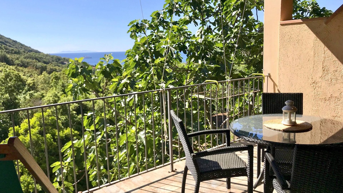 Rio nell'Elba Apartment | Villa at Peri Trilocale 2 bedrooms and a terrace overlooking the sea