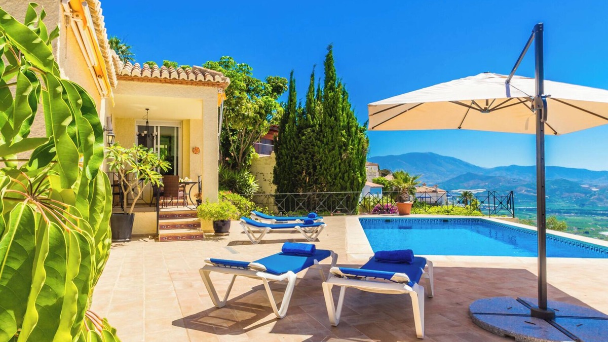 Salobrena Villa | Villa Aura is a sunny family villa with a breathtaking view