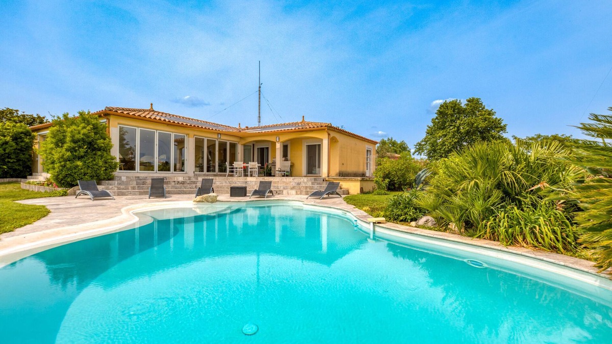 Bellegarde House | Villa 'Aux Portes De La Camargue' with Private Pool, Private Garden and Wi-Fi