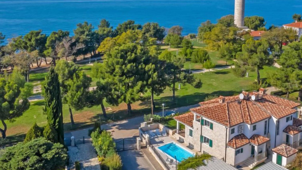 Basanija House | Villa Beach Front by Interhome