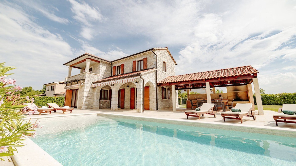 Visnjan House | Villa Begonia: Beautiful stone villa with large private pool