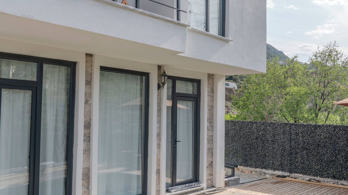 Avlana Villa | Villa Begonvilnözel havuzlu lüks villa,özel bahçe ve veranda , açık alanda masa,