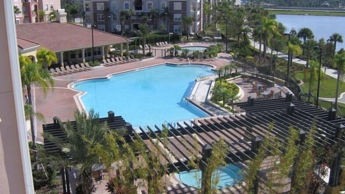 Florida Central Atlantic Coast Condo | Villa Bella Vista Cay Penthouse/Lakefront Condo Overlooking the Pool & Lake Cay