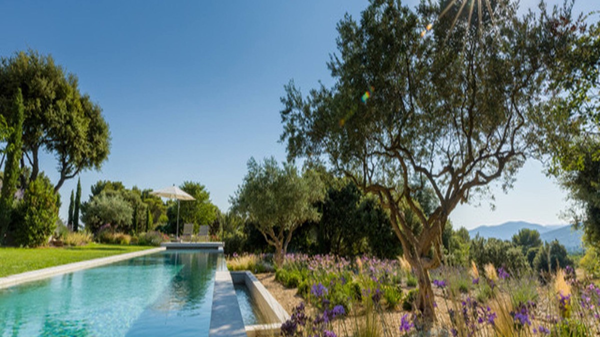 Vaugines Villa | Villa Benéche at the foot of the Luberon in the village of Vaugines