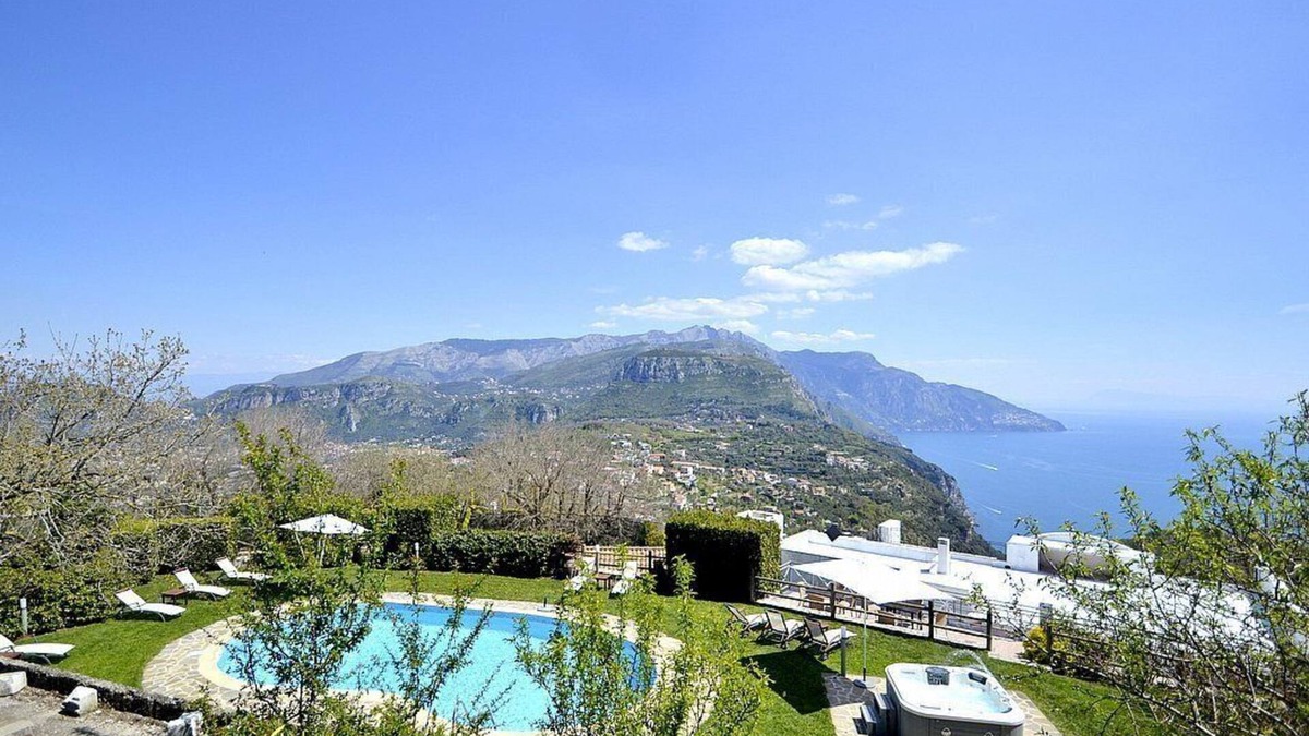 Colli di Fontanelle Villa | Villa Berenice Grande: A charming three-story villa with a view of the seascape and both the Sorrento and Amalfi Coasts, with Free WI-FI.