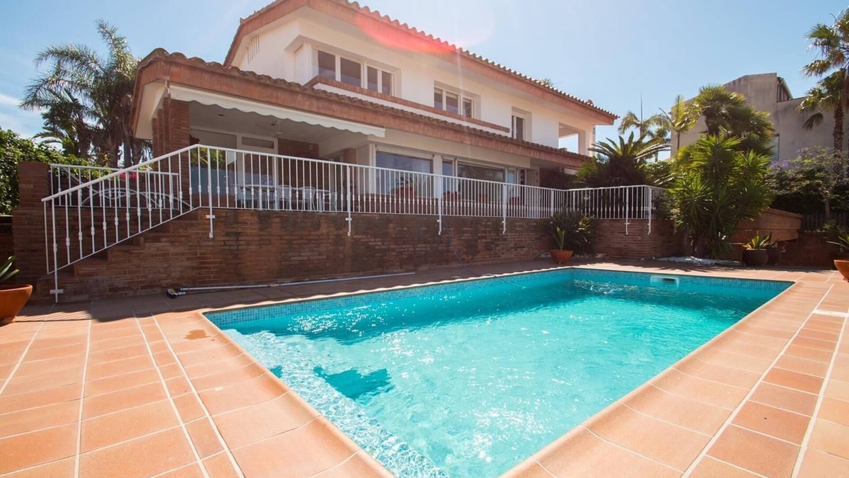 Canet de Mar Villa | Villa 'Berganti' with Private Pool, Wi-Fi and Air Conditioning