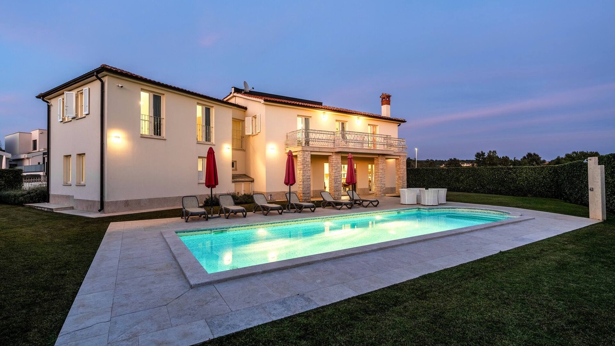 Labinci Villa | Villa Bincila Exclusive for 12 persons, pool, 6 bedrooms, pets allowed, garage