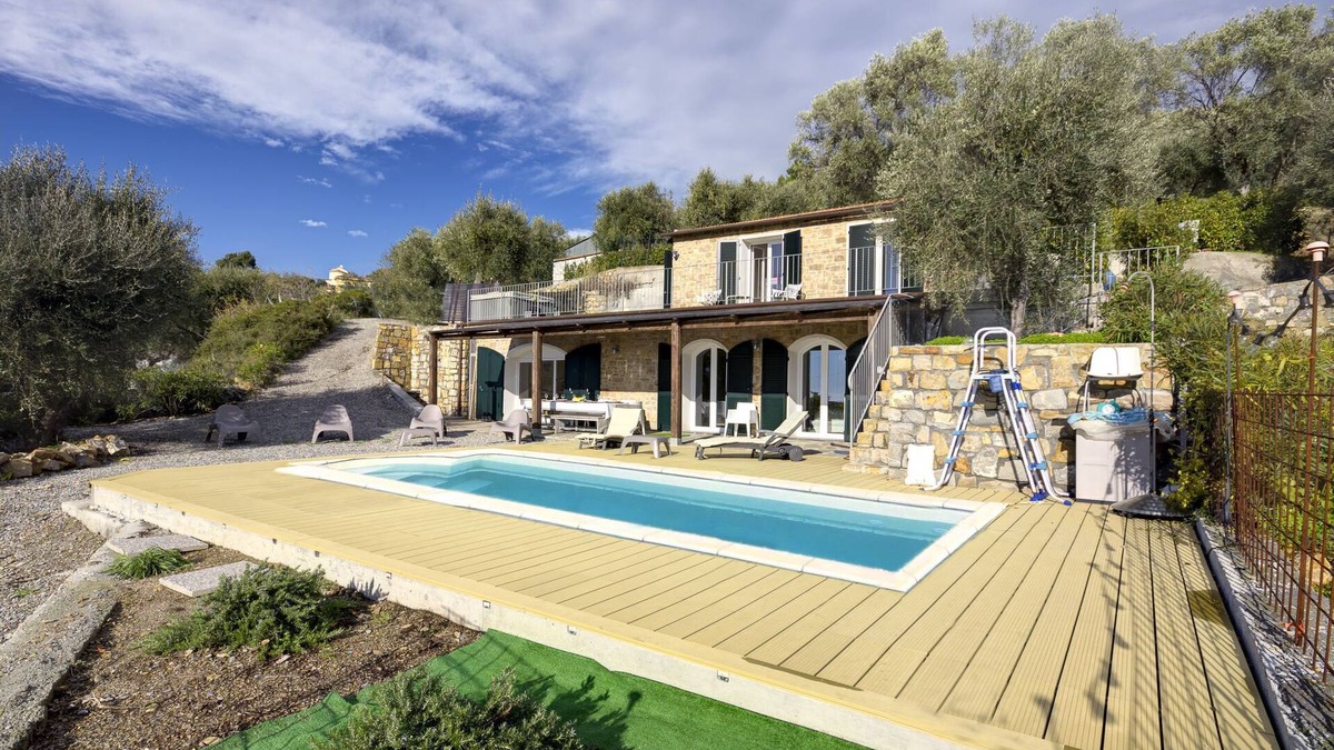 Civezza House | Villa Bionda sleeps 7 with private pool & large garden