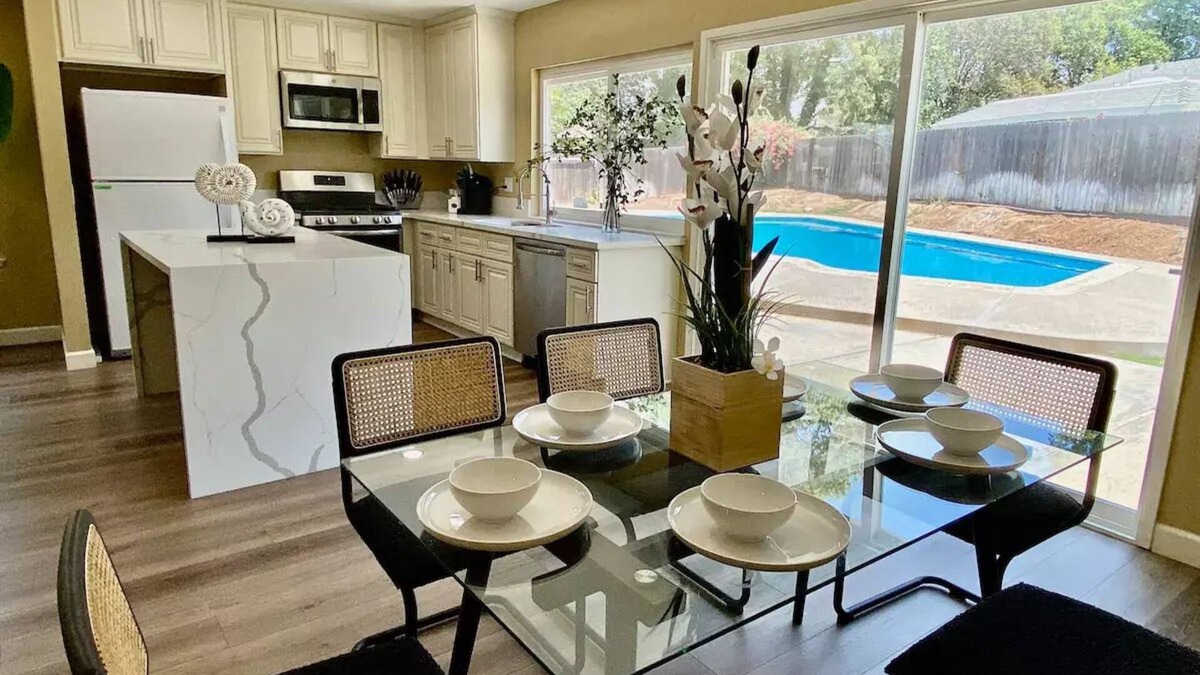 Arlington South House | Villa Blanca| Luxurious 4 BR Pool House | Near UCR