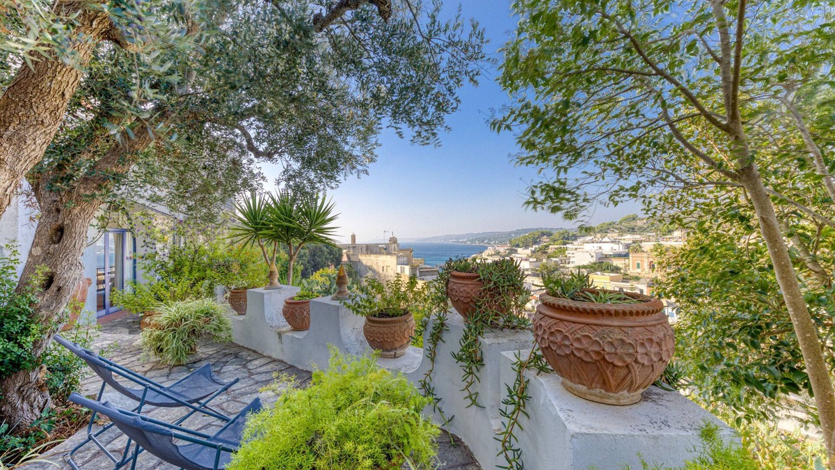 Castro Marina Apartment | Villa 'Blu La Cambusa' with Shared Pool, Wi-Fi and Air Conditioning