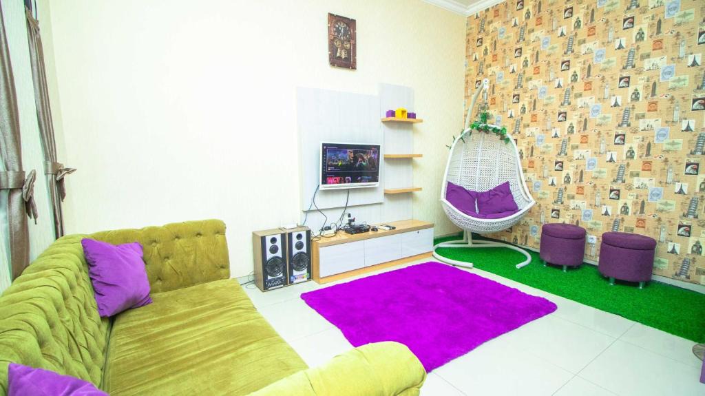 Sidomulyo Villa | Villa Bromo 32 with Karaoke & Balcony