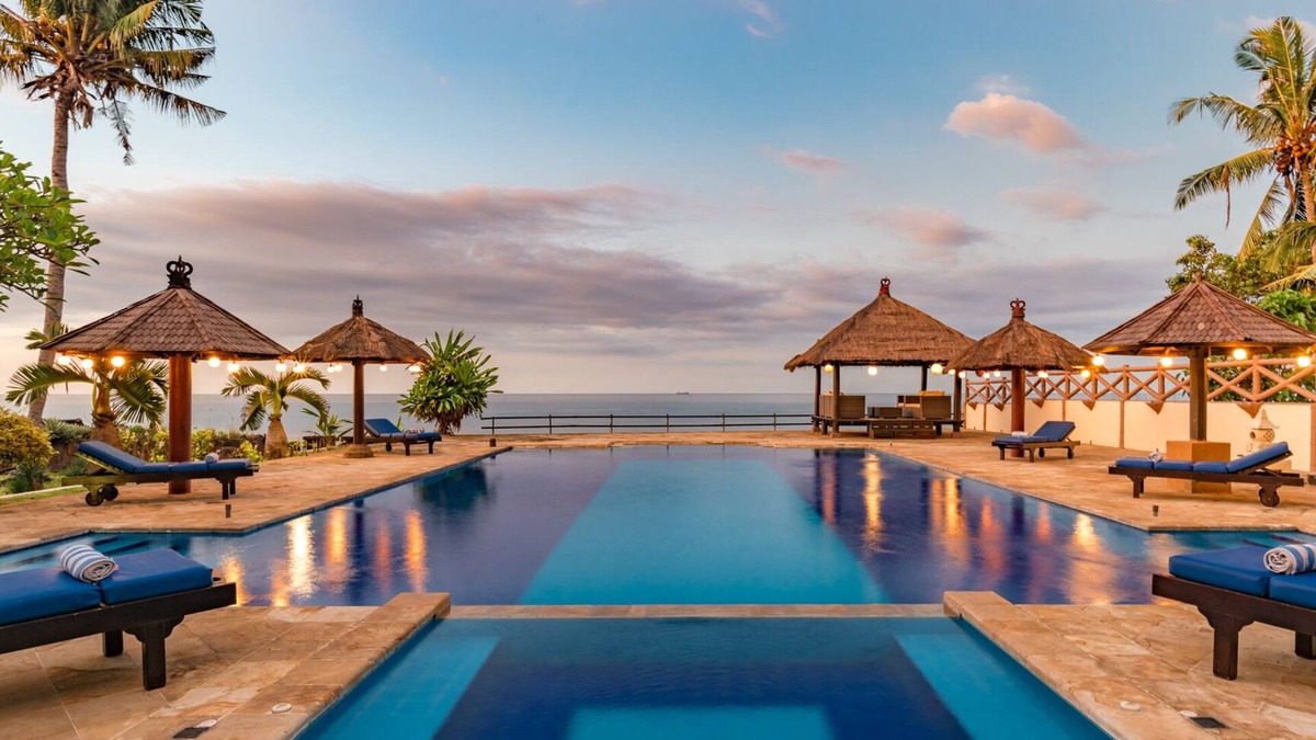 Bukti Villa | Villa Bukti Paradise - Captivating Beachfront Villa