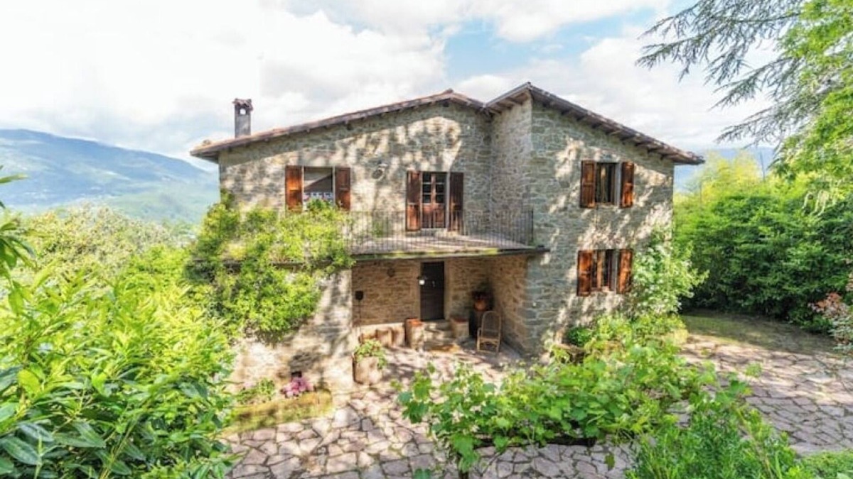 Castelnuovo di Garfagnana Villa | Villa Buriconti: Tranquil Countryside Oasis