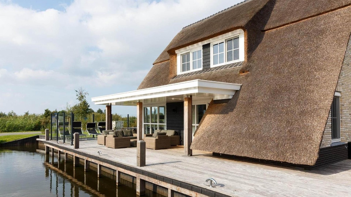 Delfstrahuizen Villa | Villa by the Water with Sauna and Terrace