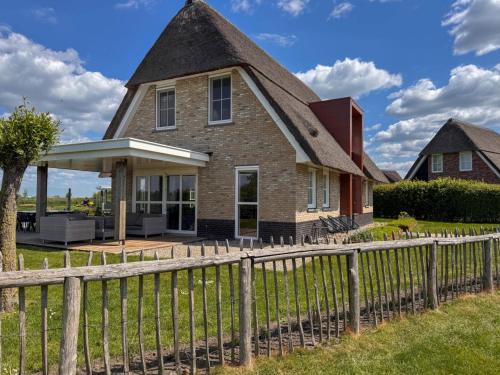 Delfstrahuizen Villa | Villa by Tjeukemeer with Sauna & Whirlpool