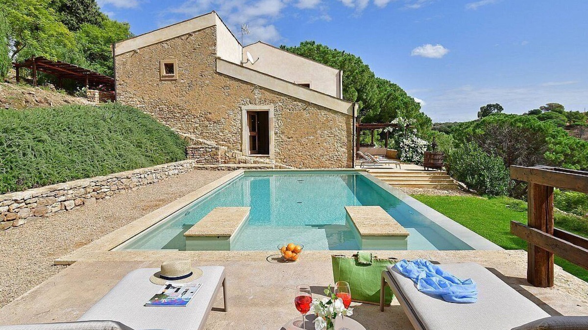 Caltagirone Villa | Villa Caltagira: An elegant and welcoming two-story villa surrounded by a wonderful age-old park, with Free WI-FI.